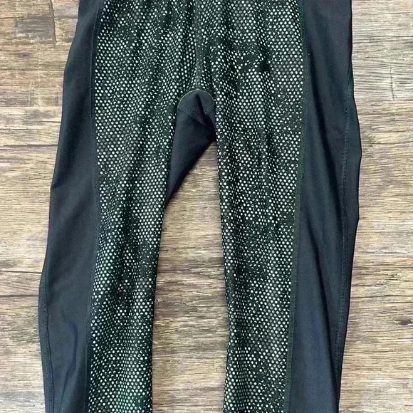 Under Armour Black & White Leggings Women’s Medium - Picture 3 of 7